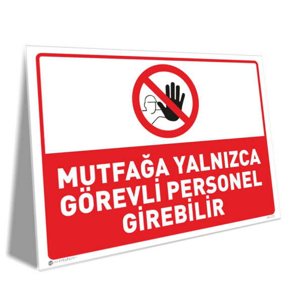 Mutfağa yalnızca görevlili personel girebilir yazılı uyarı tabelası; kırmızı daireyle el yasağı simgesi.
